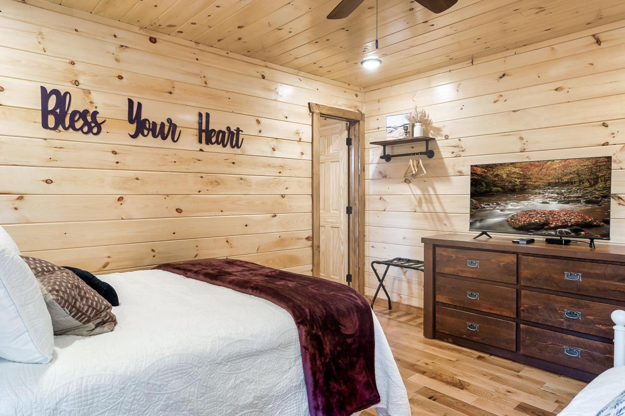 Smokiesboutiquecabins Would Love To Host You At Dolly'S Cute Cabin! 4 Suites With Private Bathrooms - Hot Tub, Fire Pit, Game Room, Resort Pool Open Memorial Day Through Labor Day! Gatlinburg Ngoại thất bức ảnh