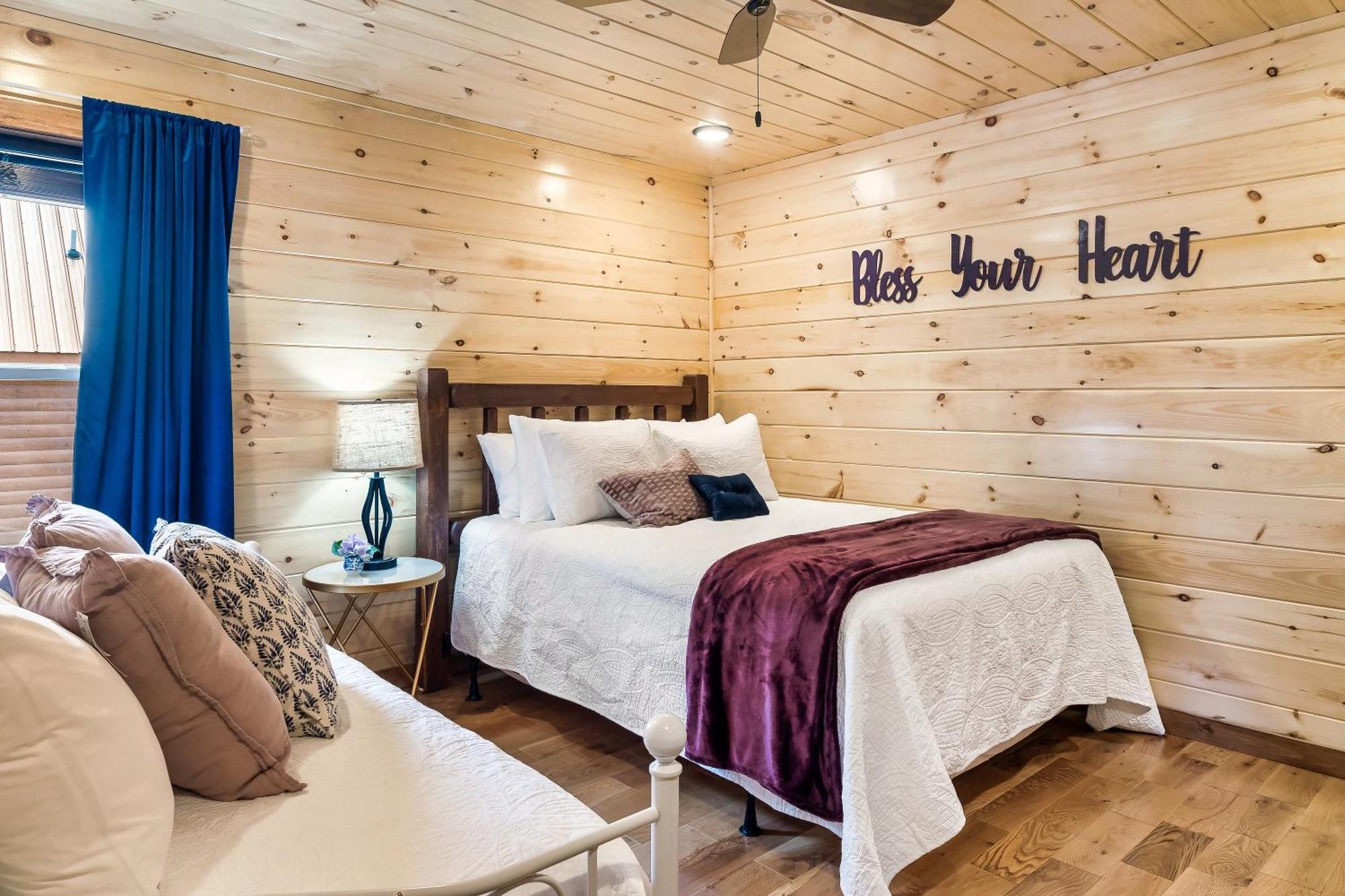 Smokiesboutiquecabins Would Love To Host You At Dolly'S Cute Cabin! 4 Suites With Private Bathrooms - Hot Tub, Fire Pit, Game Room, Resort Pool Open Memorial Day Through Labor Day! Gatlinburg Ngoại thất bức ảnh