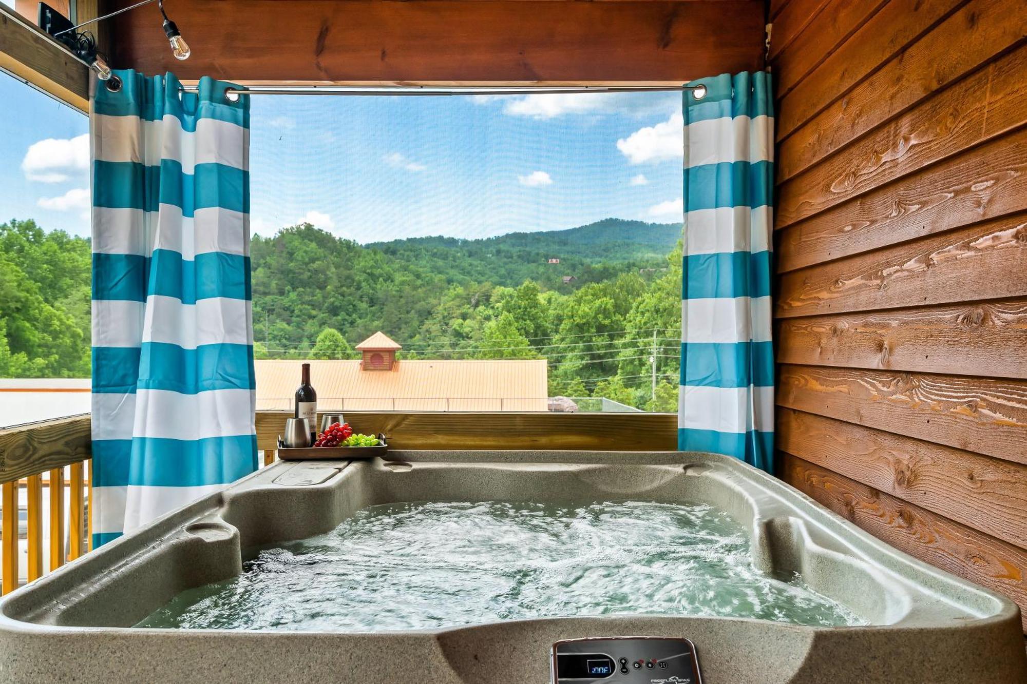 Smokiesboutiquecabins Would Love To Host You At Dolly'S Cute Cabin! 4 Suites With Private Bathrooms - Hot Tub, Fire Pit, Game Room, Resort Pool Open Memorial Day Through Labor Day! Gatlinburg Ngoại thất bức ảnh