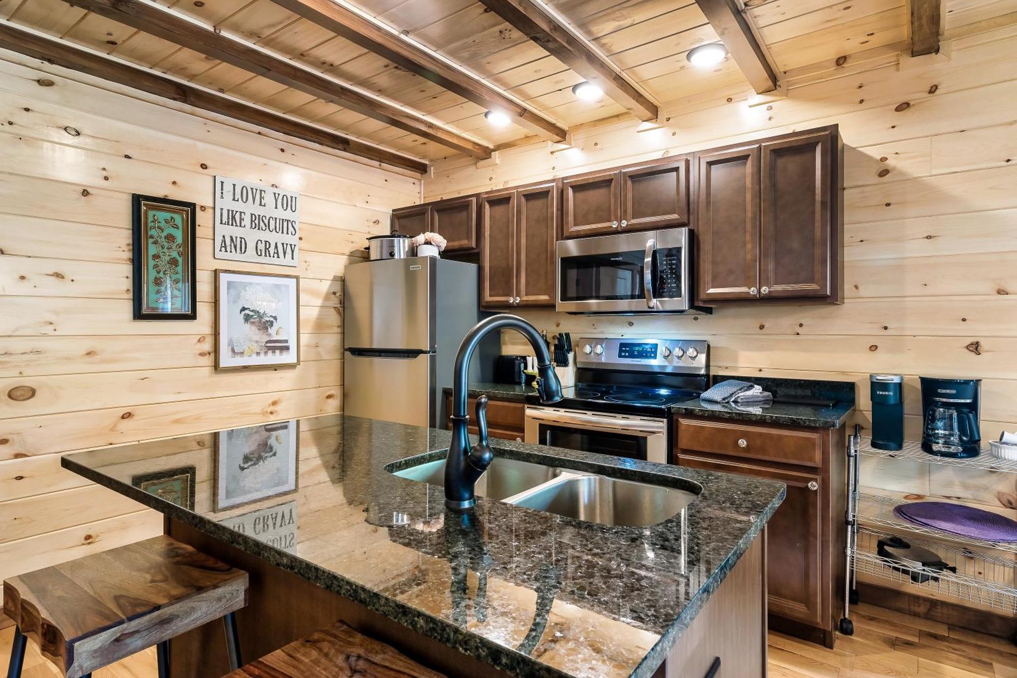 Smokiesboutiquecabins Would Love To Host You At Dolly'S Cute Cabin! 4 Suites With Private Bathrooms - Hot Tub, Fire Pit, Game Room, Resort Pool Open Memorial Day Through Labor Day! Gatlinburg Ngoại thất bức ảnh
