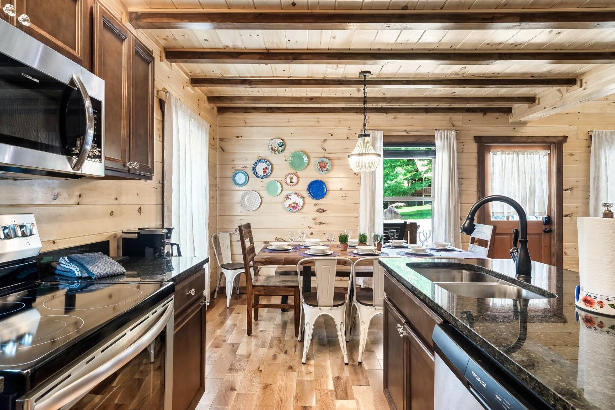 Smokiesboutiquecabins Would Love To Host You At Dolly'S Cute Cabin! 4 Suites With Private Bathrooms - Hot Tub, Fire Pit, Game Room, Resort Pool Open Memorial Day Through Labor Day! Gatlinburg Ngoại thất bức ảnh