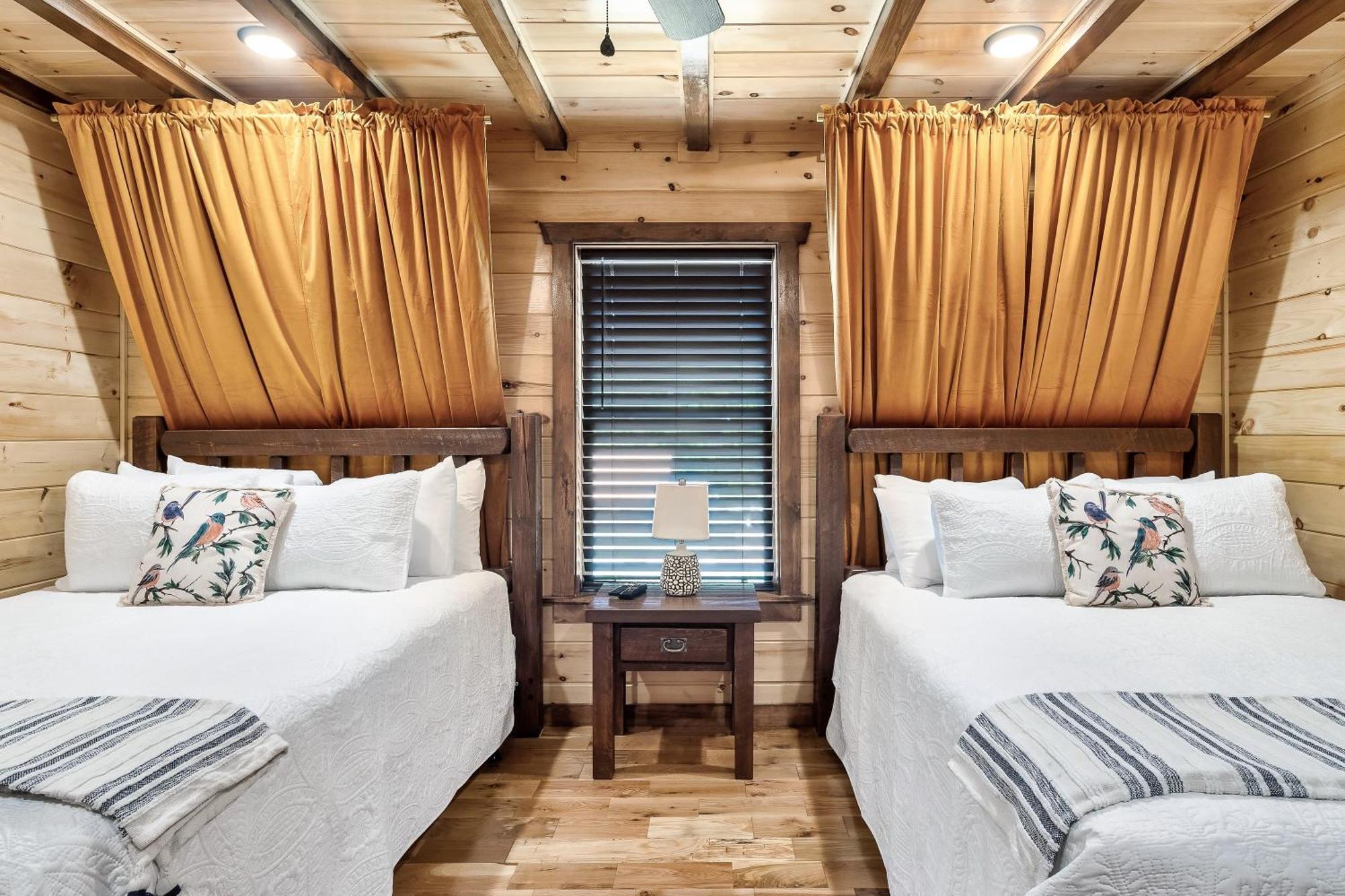 Smokiesboutiquecabins Would Love To Host You At Dolly'S Cute Cabin! 4 Suites With Private Bathrooms - Hot Tub, Fire Pit, Game Room, Resort Pool Open Memorial Day Through Labor Day! Gatlinburg Ngoại thất bức ảnh