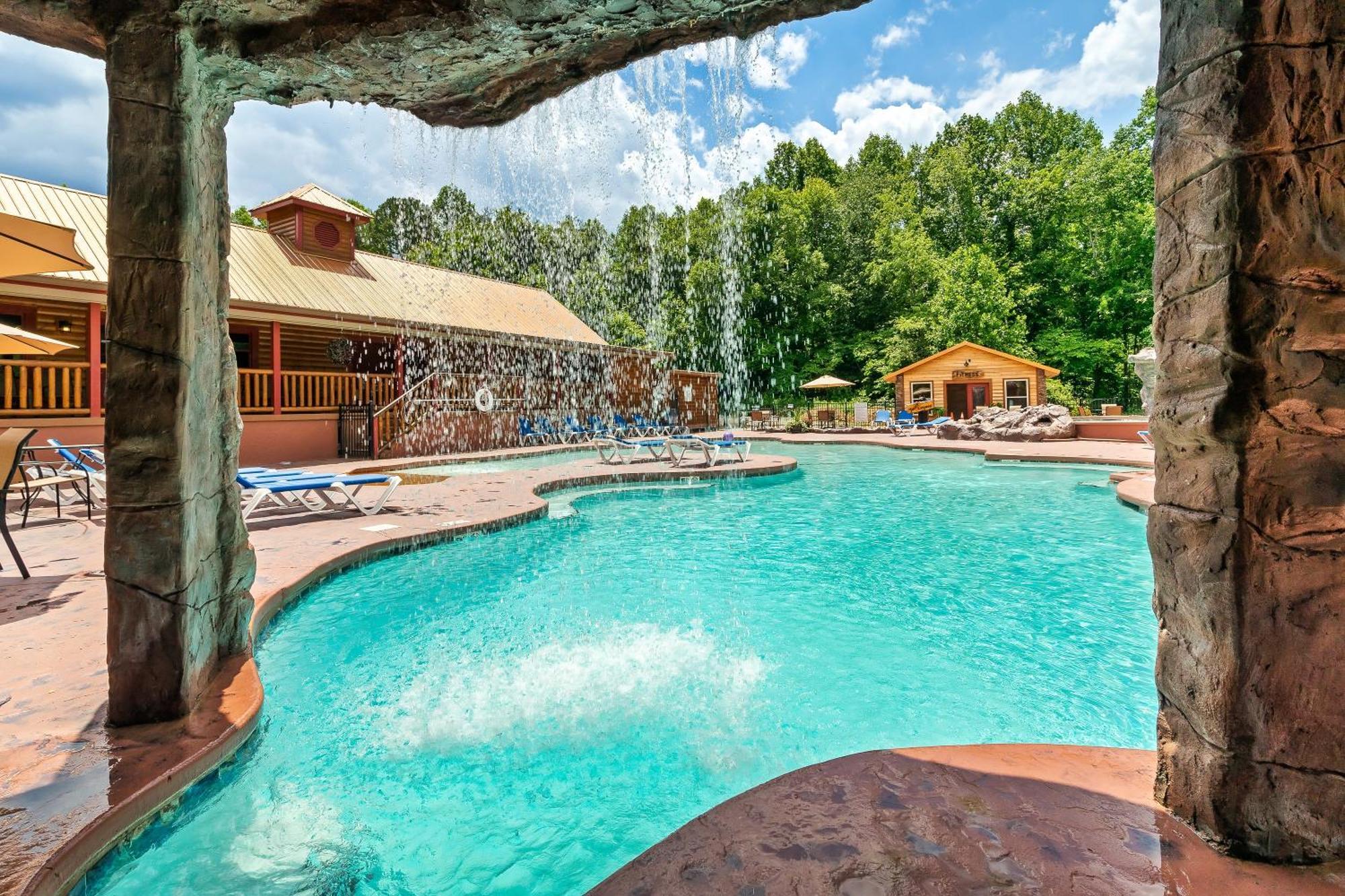Smokiesboutiquecabins Would Love To Host You At Dolly'S Cute Cabin! 4 Suites With Private Bathrooms - Hot Tub, Fire Pit, Game Room, Resort Pool Open Memorial Day Through Labor Day! Gatlinburg Ngoại thất bức ảnh