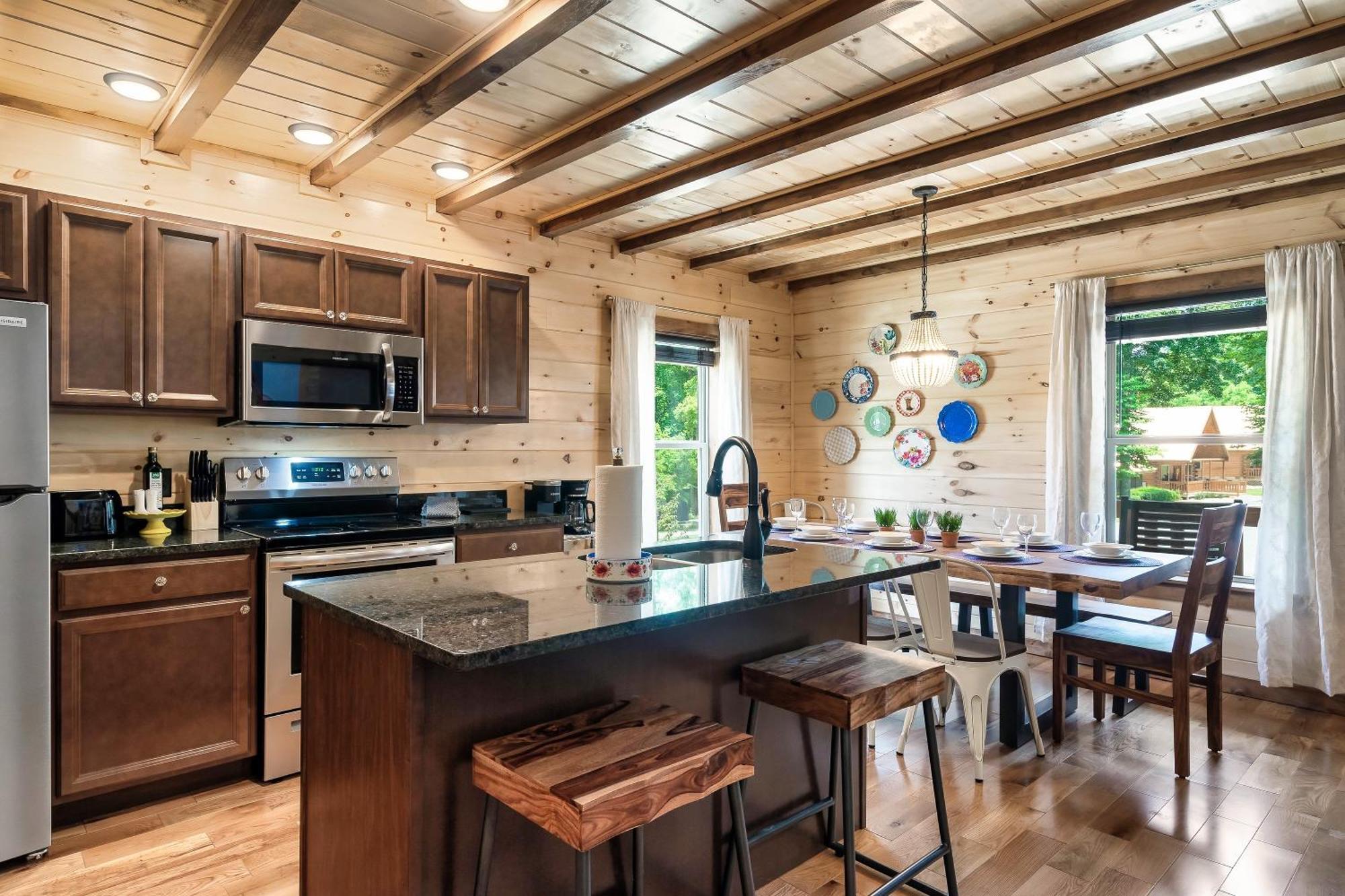 Smokiesboutiquecabins Would Love To Host You At Dolly'S Cute Cabin! 4 Suites With Private Bathrooms - Hot Tub, Fire Pit, Game Room, Resort Pool Open Memorial Day Through Labor Day! Gatlinburg Ngoại thất bức ảnh
