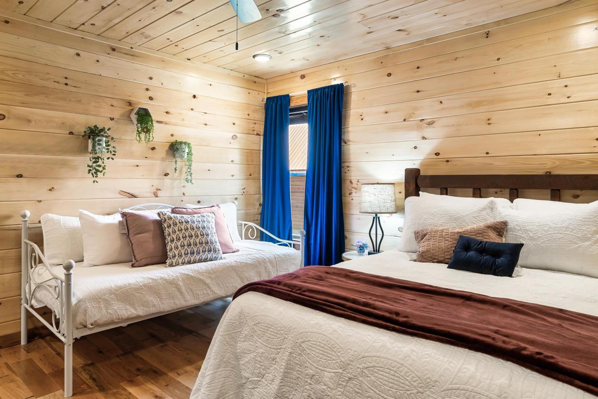Smokiesboutiquecabins Would Love To Host You At Dolly'S Cute Cabin! 4 Suites With Private Bathrooms - Hot Tub, Fire Pit, Game Room, Resort Pool Open Memorial Day Through Labor Day! Gatlinburg Ngoại thất bức ảnh