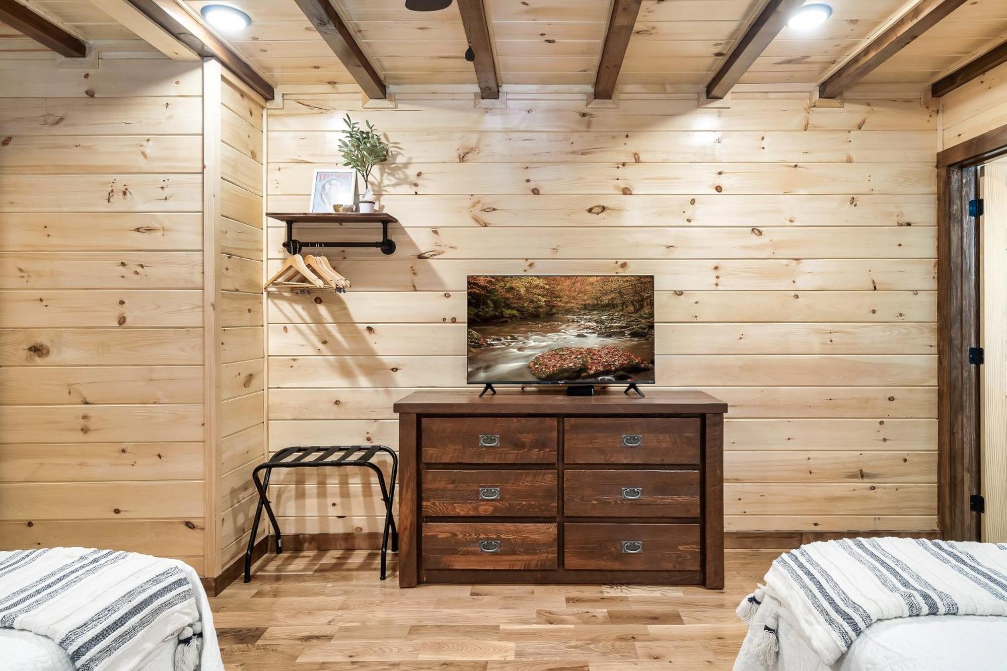 Smokiesboutiquecabins Would Love To Host You At Dolly'S Cute Cabin! 4 Suites With Private Bathrooms - Hot Tub, Fire Pit, Game Room, Resort Pool Open Memorial Day Through Labor Day! Gatlinburg Ngoại thất bức ảnh