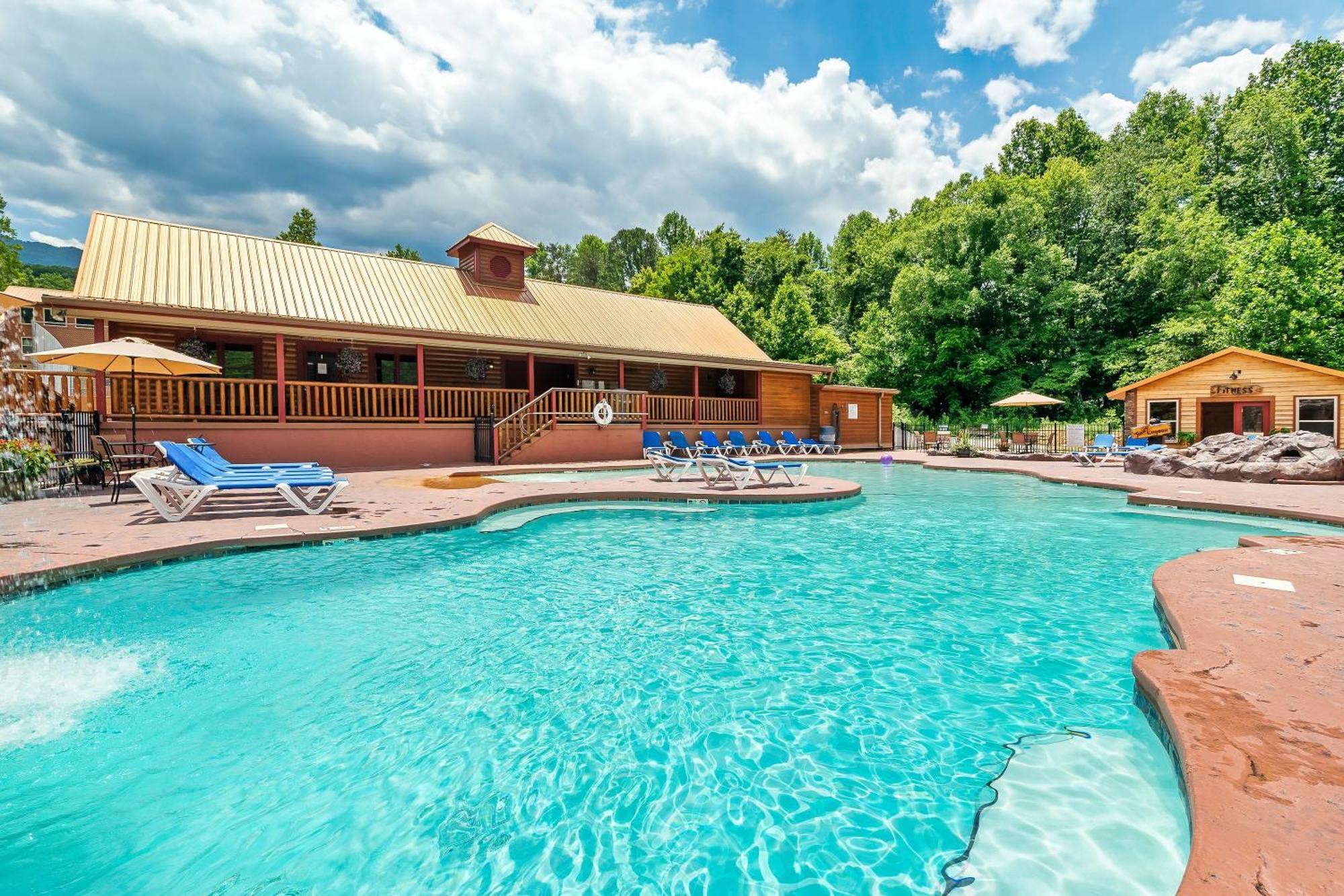 Smokiesboutiquecabins Would Love To Host You At Dolly'S Cute Cabin! 4 Suites With Private Bathrooms - Hot Tub, Fire Pit, Game Room, Resort Pool Open Memorial Day Through Labor Day! Gatlinburg Ngoại thất bức ảnh