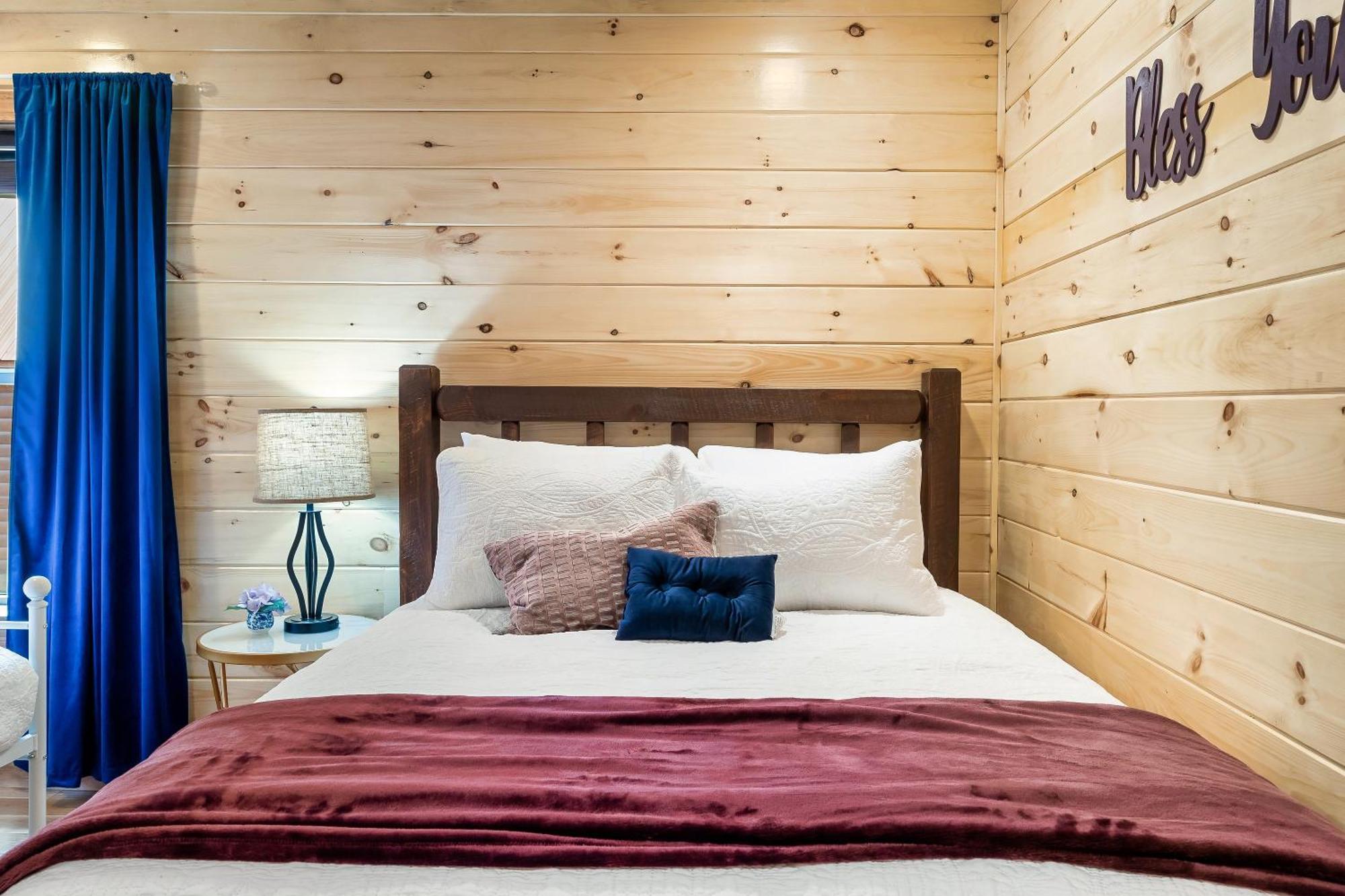 Smokiesboutiquecabins Would Love To Host You At Dolly'S Cute Cabin! 4 Suites With Private Bathrooms - Hot Tub, Fire Pit, Game Room, Resort Pool Open Memorial Day Through Labor Day! Gatlinburg Ngoại thất bức ảnh