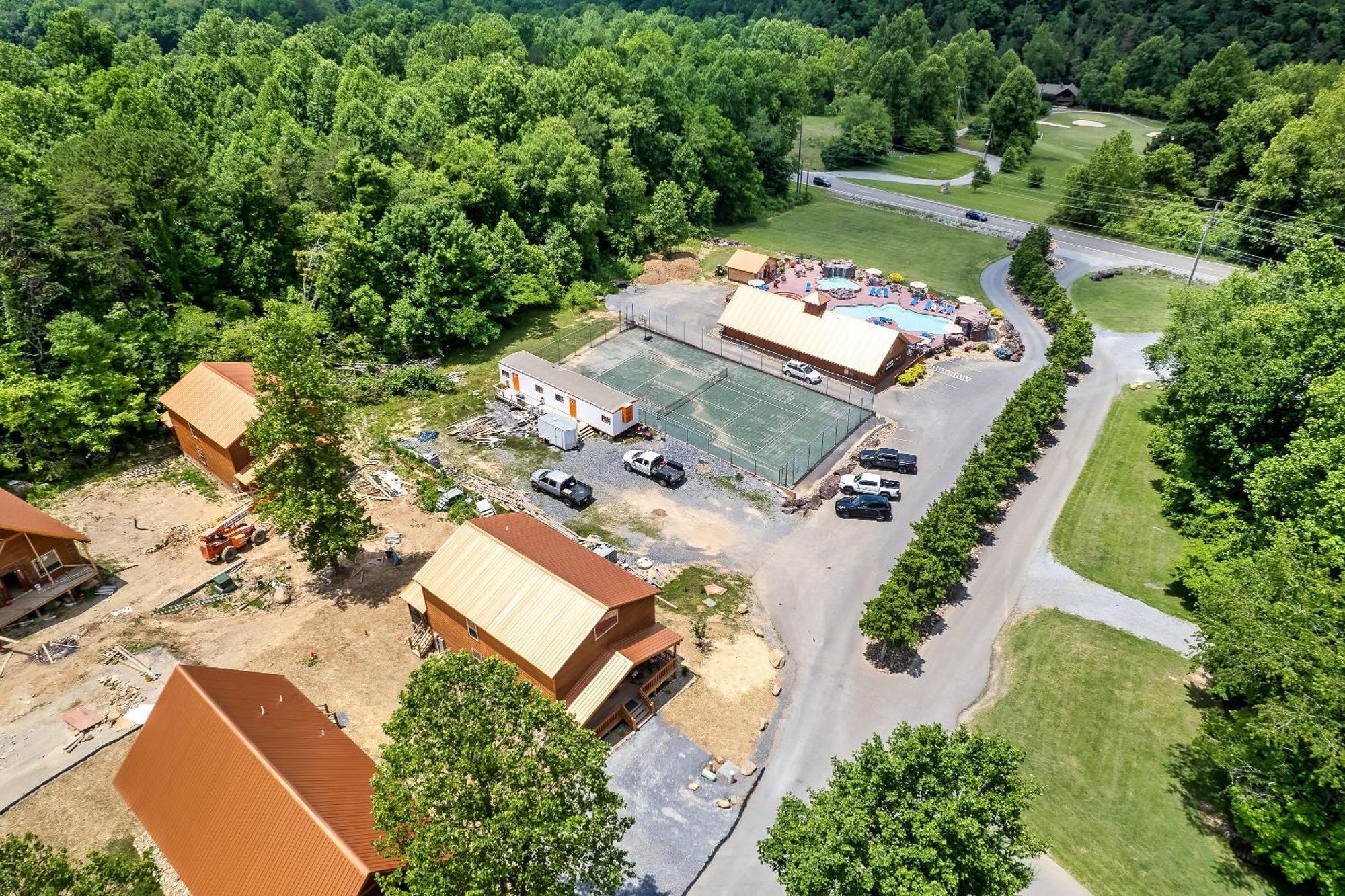 Smokiesboutiquecabins Would Love To Host You At Dolly'S Cute Cabin! 4 Suites With Private Bathrooms - Hot Tub, Fire Pit, Game Room, Resort Pool Open Memorial Day Through Labor Day! Gatlinburg Ngoại thất bức ảnh