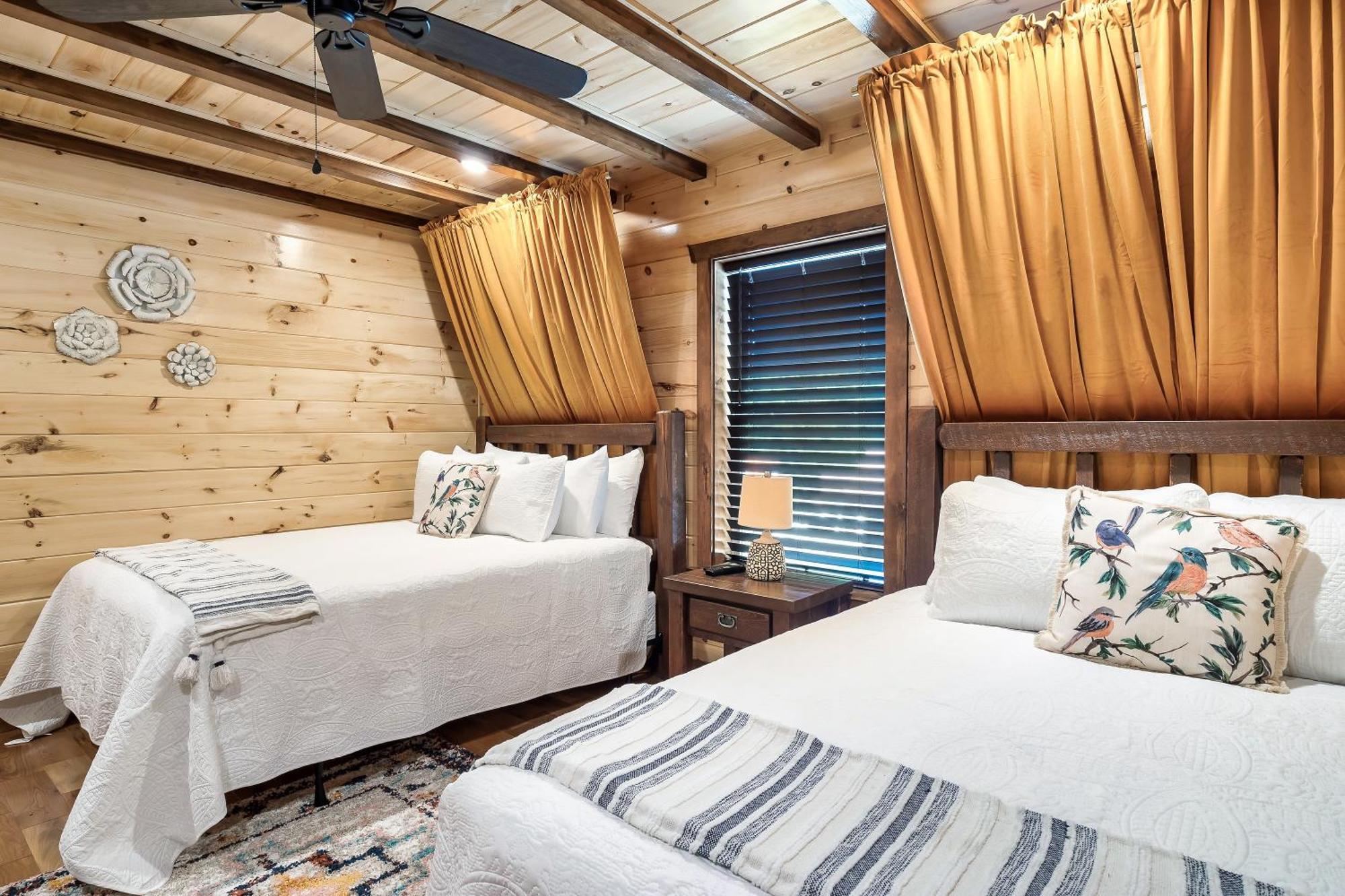 Smokiesboutiquecabins Would Love To Host You At Dolly'S Cute Cabin! 4 Suites With Private Bathrooms - Hot Tub, Fire Pit, Game Room, Resort Pool Open Memorial Day Through Labor Day! Gatlinburg Ngoại thất bức ảnh