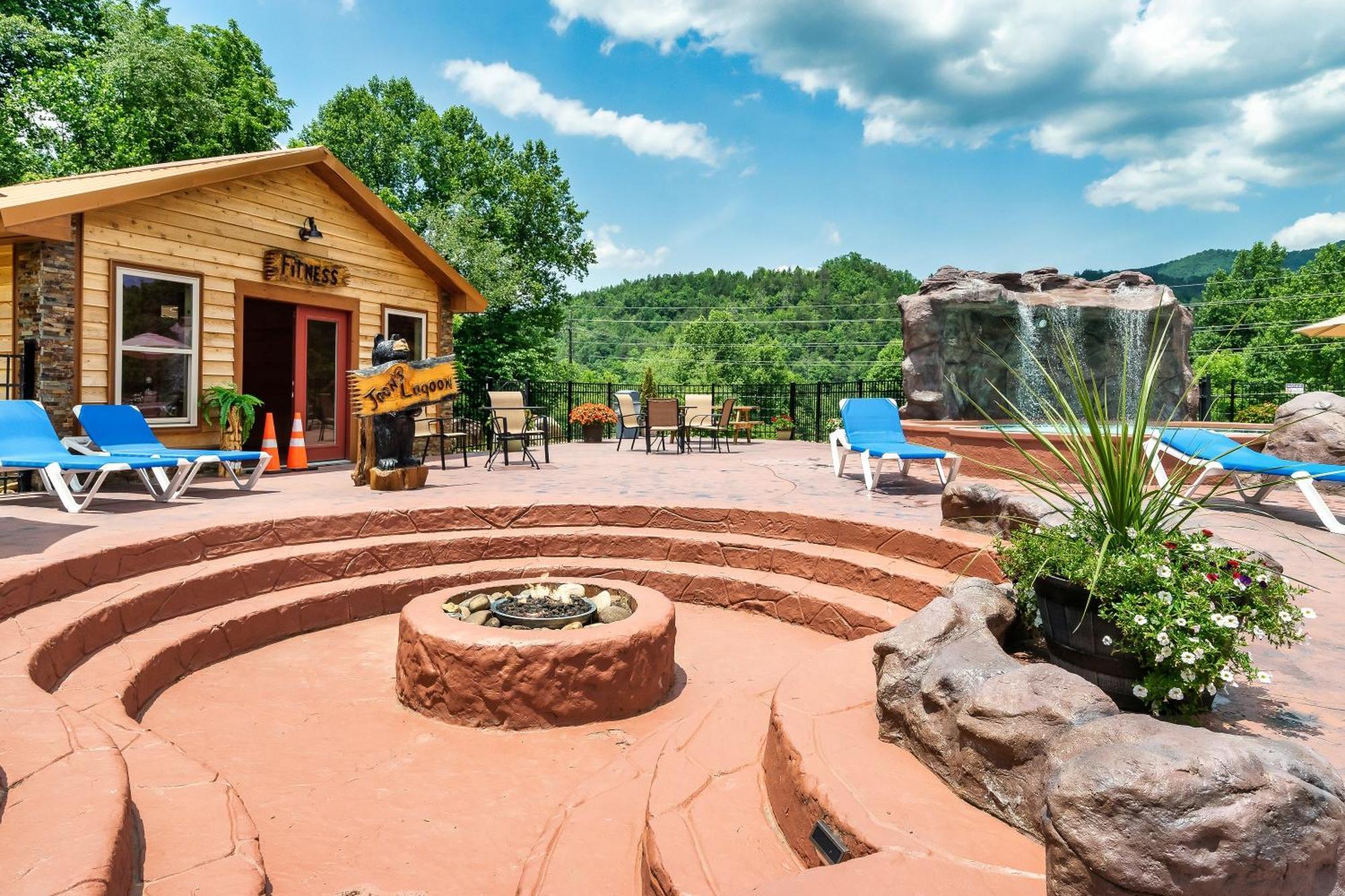 Smokiesboutiquecabins Would Love To Host You At Dolly'S Cute Cabin! 4 Suites With Private Bathrooms - Hot Tub, Fire Pit, Game Room, Resort Pool Open Memorial Day Through Labor Day! Gatlinburg Ngoại thất bức ảnh