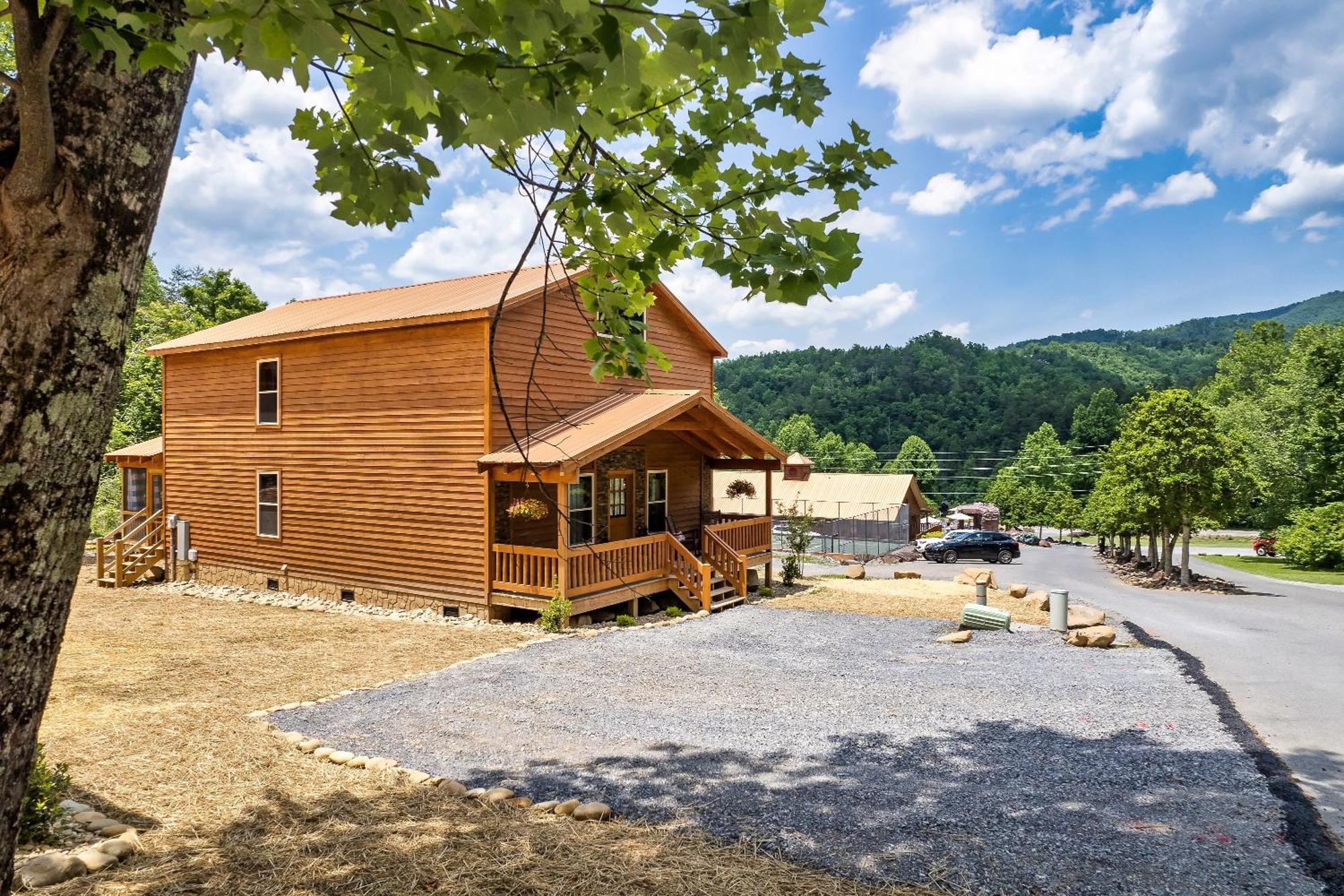 Smokiesboutiquecabins Would Love To Host You At Dolly'S Cute Cabin! 4 Suites With Private Bathrooms - Hot Tub, Fire Pit, Game Room, Resort Pool Open Memorial Day Through Labor Day! Gatlinburg Ngoại thất bức ảnh