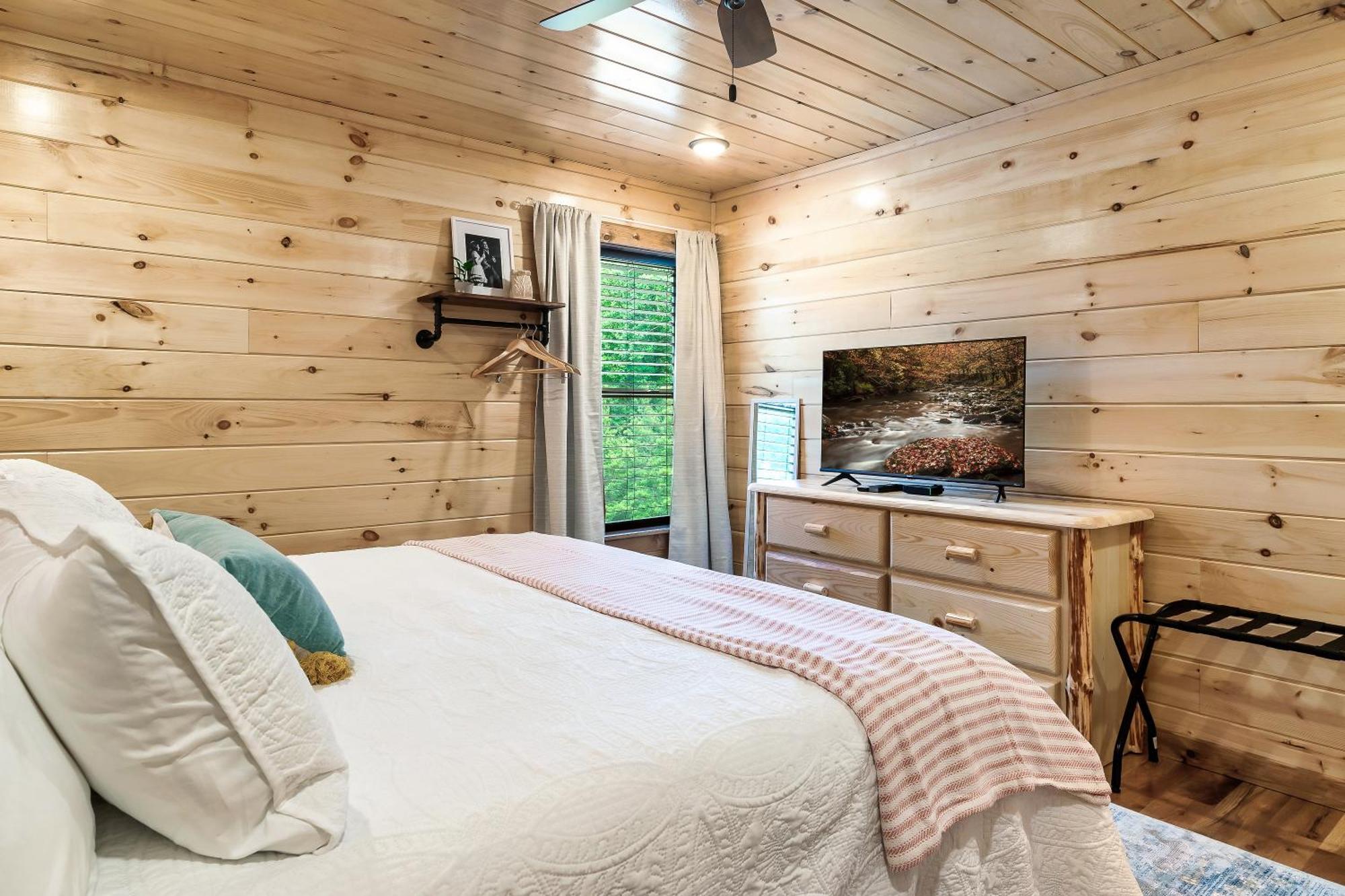 Smokiesboutiquecabins Would Love To Host You At Dolly'S Cute Cabin! 4 Suites With Private Bathrooms - Hot Tub, Fire Pit, Game Room, Resort Pool Open Memorial Day Through Labor Day! Gatlinburg Ngoại thất bức ảnh