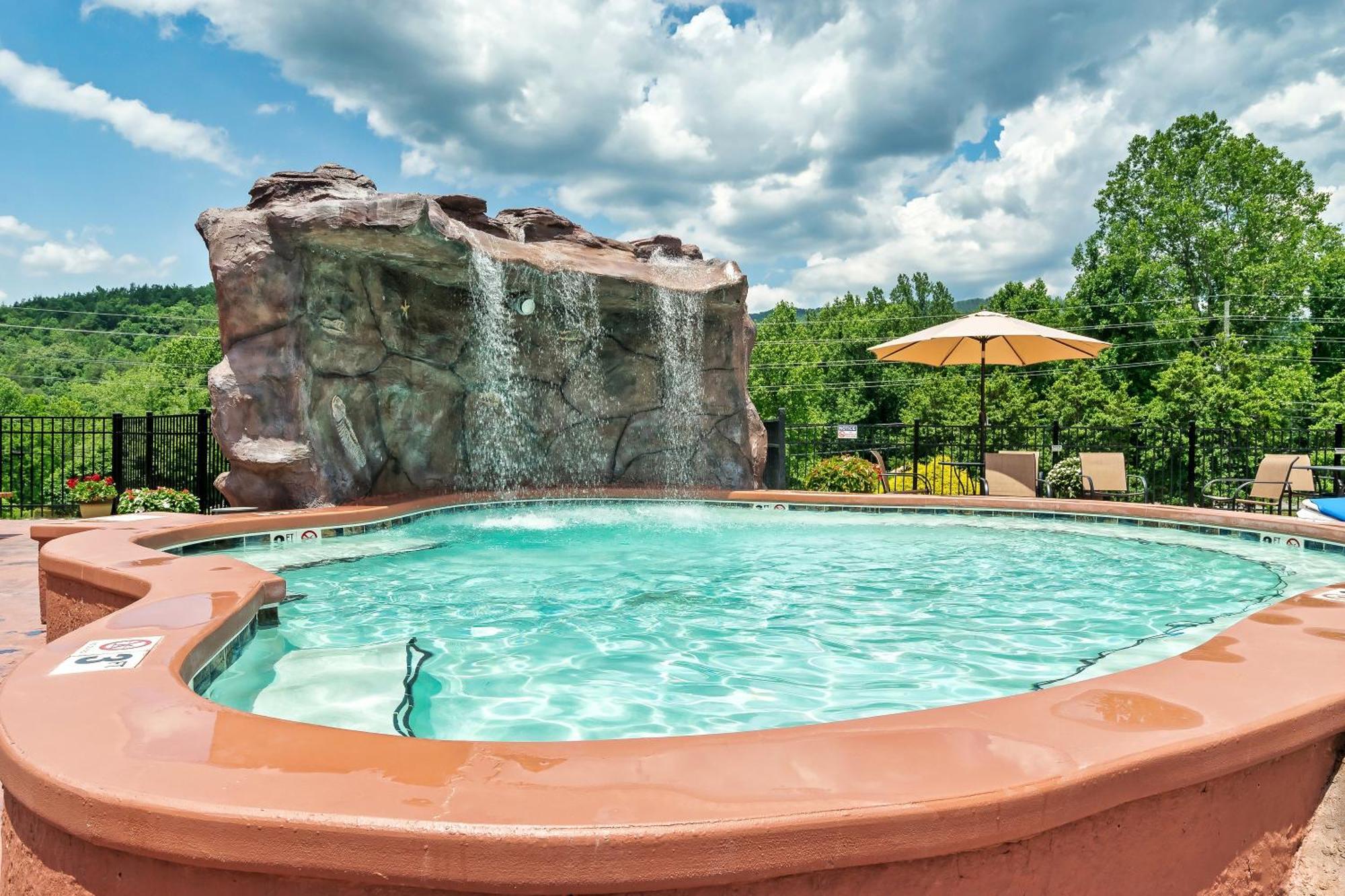 Smokiesboutiquecabins Would Love To Host You At Dolly'S Cute Cabin! 4 Suites With Private Bathrooms - Hot Tub, Fire Pit, Game Room, Resort Pool Open Memorial Day Through Labor Day! Gatlinburg Ngoại thất bức ảnh
